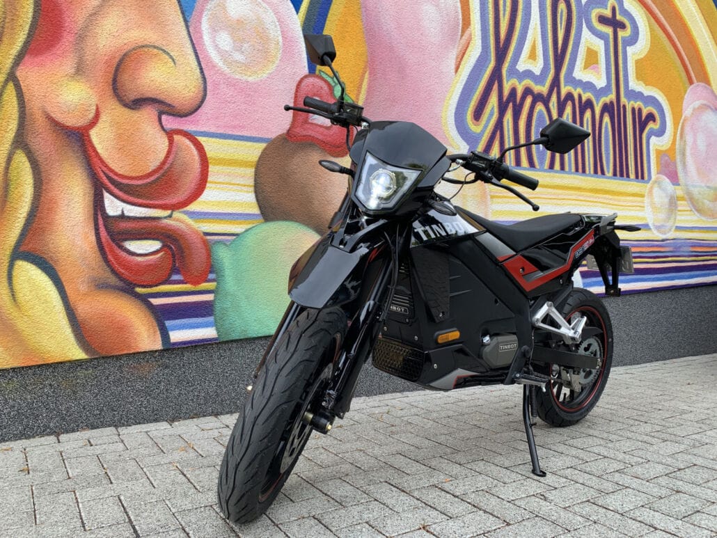 Tinbot ESUM Pro Street vor der Eisdiele