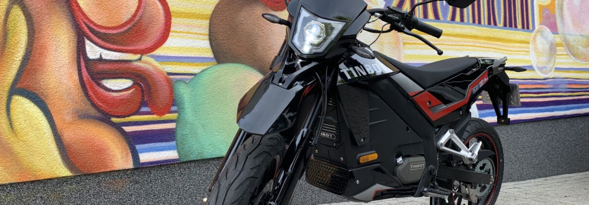 Tinbot ESUM Pro Street vor der Eisdiele
