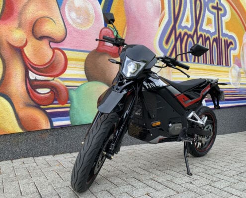 Tinbot ESUM Pro Street vor der Eisdiele