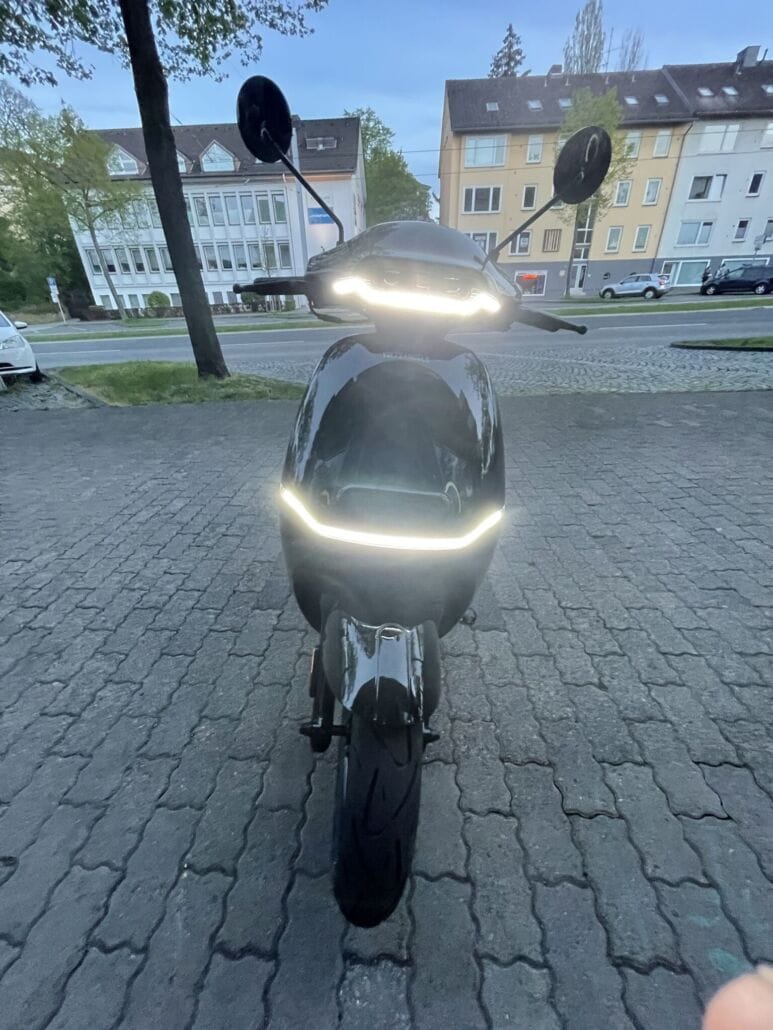 Tagfahrlicht des Horwin EK3